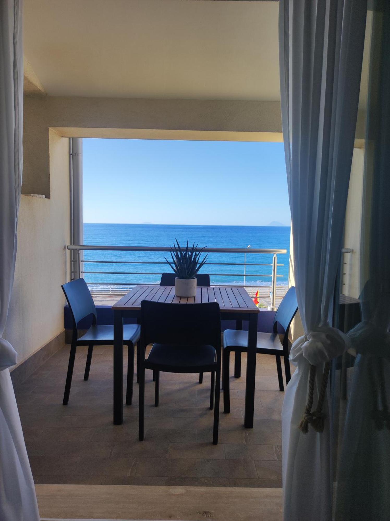 Appartamenti Vacanze Villa Meo Вилафранка Тирена Екстериор снимка